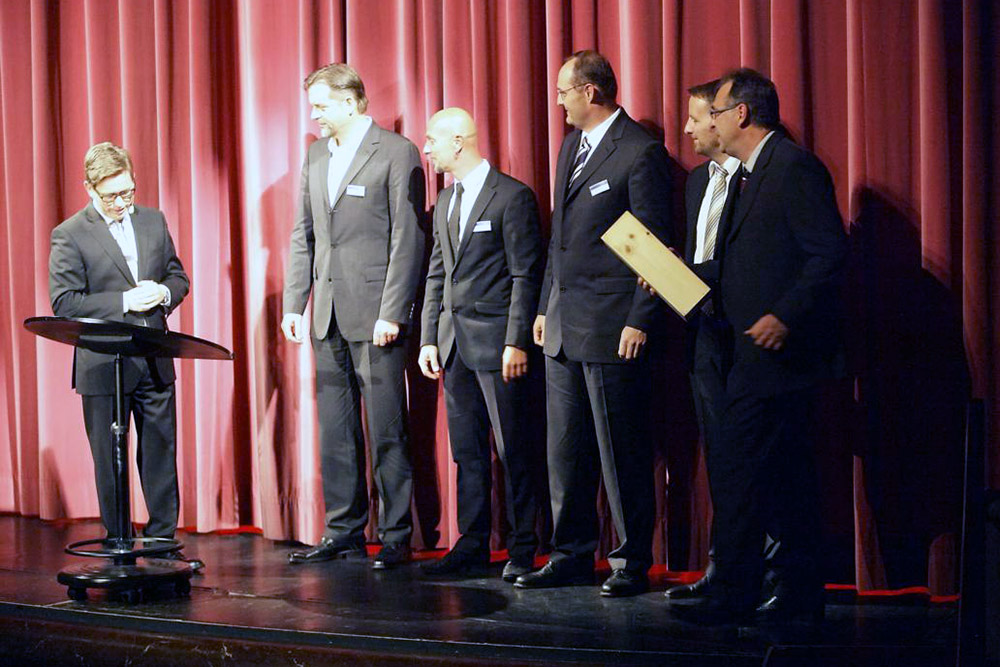 Stephan Krause (links) und Jochen Peschke ehren (v.l.n.r.) Franz Wagner, Stefan Böck Matthias Hans & Jochen Hager.