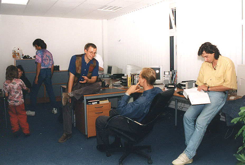 Spannende Lektüre: Dieter Kastl blättert im Windows 98 Referenzhandbuch.