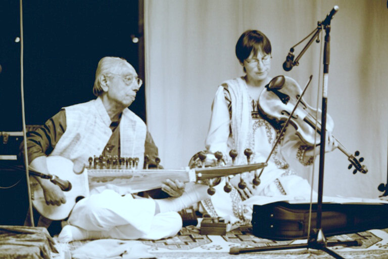 Die Musiker aus Berlin. Der Sita Spieler ist 84 Jahre.