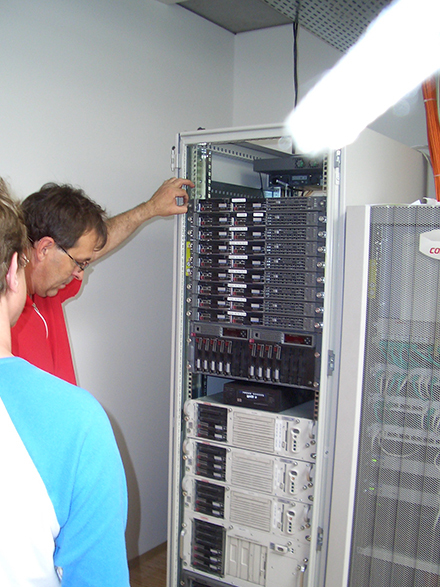 Unser neues Herzstück: 13 physikalische Server mit zentralem Storagesystem, abgesichert über 2 Phasen und zentraler Notstromversorgung.
